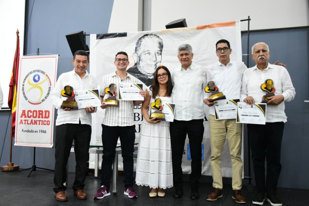 Ángel Pérez (de Sincelejo), Alberto Mercado (de Barranquilla) y Brandon Martínez (de Medellín), ganadores del III Premio Nacional de Periodismo Deportivo Tecnoglass – Fabio Poveda Márquez 
